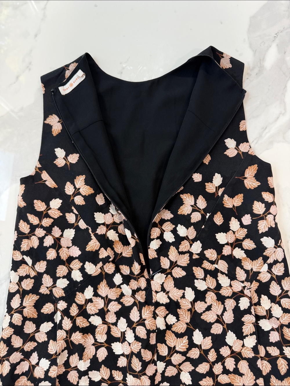 Tory Burch Black Sleeveless Leaf-Print Shell perfect for Fall - Picture 5 of 12